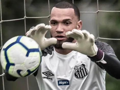 Everson anuncia volta aos treinos no Santos