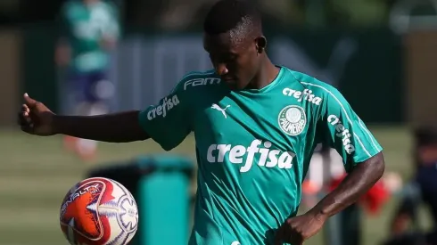 Palmeiras encaminha as saídas de Angulo e Wesley