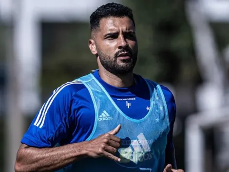 Pressionado, Enderson Moreira barra Giovanni e faz mudança na lateral esquerda