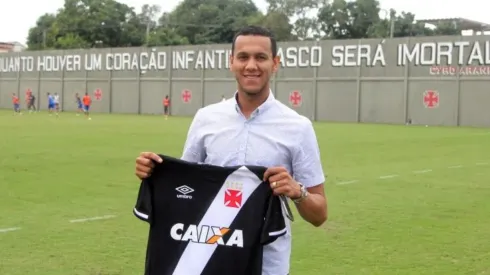 Torcida do Vasco pede a volta do volante Souza ao Cruz-Maltino