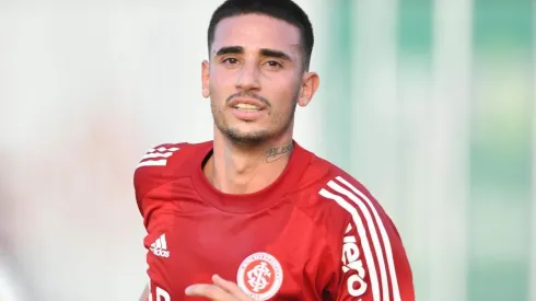 Sem Thiago Galhardo, Coudet monta time misto do Inter