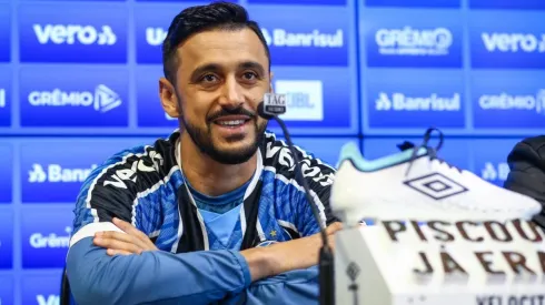 Robinho inicia a partida contra a Universidad Católica