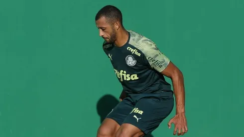 Palmeiras estuda oferecer Vitor Hugo e mais um jogador para contratar Jean Pyerre