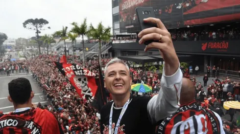 Tiago Nunes agita torcida do Athletico com possível volta