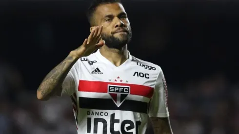 Daniel Alves está fora da partida diante da LDU