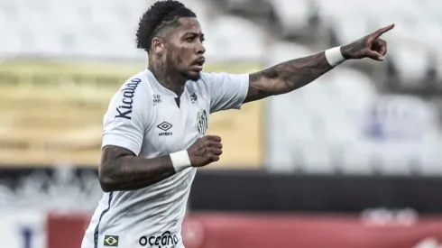 Marinho sente 'maratona' de jogos e pode ser baixa no Santos