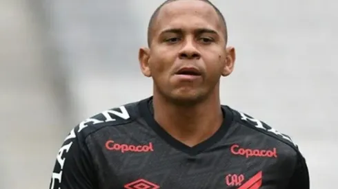Walter é diagnosticado com Covid-19 e desfalca Athletico por 15 dias