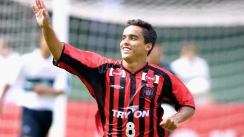 Jadson negocia retorno ao Athletico