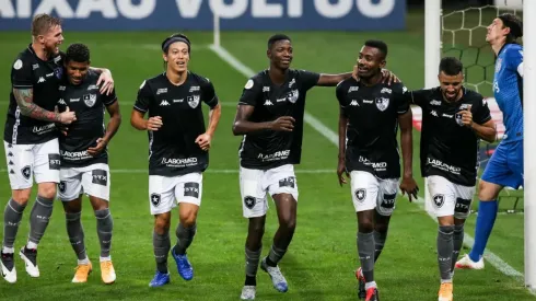 Atlético-GO x Botafogo se enfrentam na tarde deste domingo, no estádio Olímpico, em Goiânia - (Getty Images)