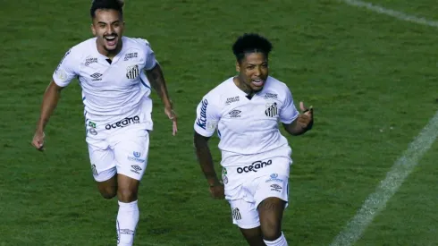 Santos x Fortaleza se enfrentam neste domingo, às 20h30, na Vila Belmiro - (Getty Images)