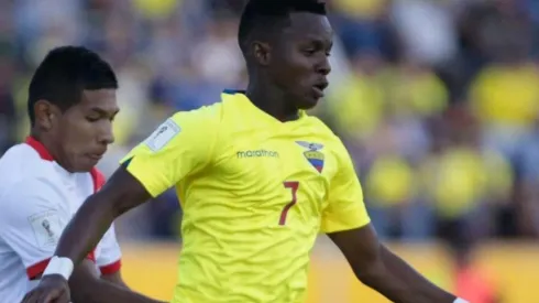 Cazares atuando pela Seleção do Equador.