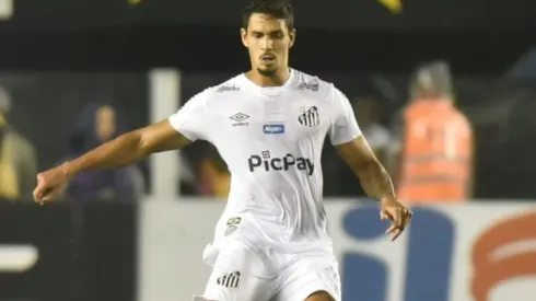 Veríssimo puxa lista de desfalques na defesa do Santos