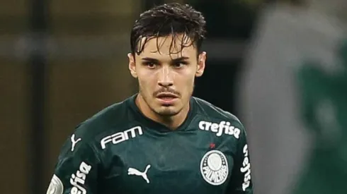 Raphael Veiga se torna 'vítima' da Nação