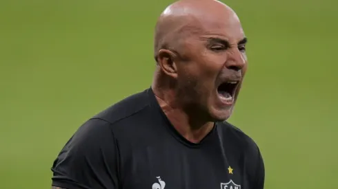 Sampaoli 'perde a linha' com diretoria por salários atrasados e ameaça deixar Atlético; Cavani é pivô de irritação do elenco