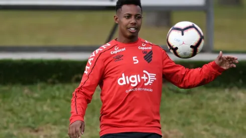 Wellington recebe proposta do Besiktas-TUR e pode deixar o Athletico