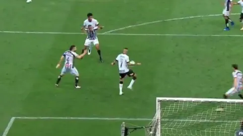 Jogadores do Santos apontam toque de mão de Luan no gol do Corinthians