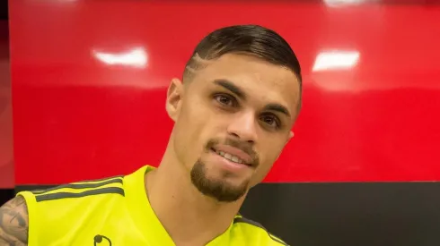 Michael em sua chegada ao Mengão — Foto: Alexandre Vidal / Flamengo