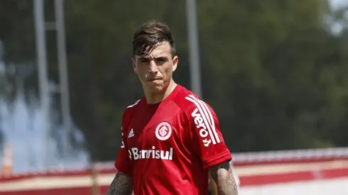 Inter e Porto indicam caminho para definição do futuro de Saravia na equipe de Coudet