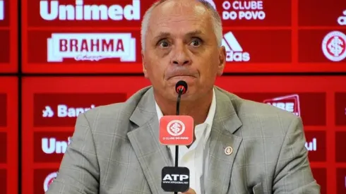 Com proposta na mesa de Medeiros, renovação de Galhardo é discutida