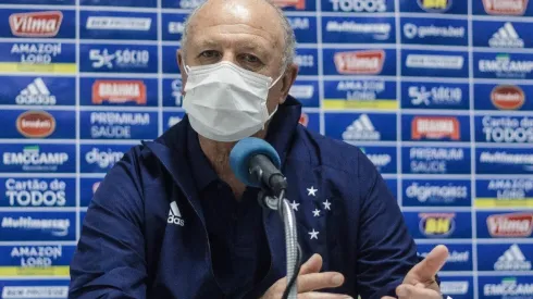 Felipão 'dá dura' por atuação em vitória e confirma dois reforços vindos do Santos