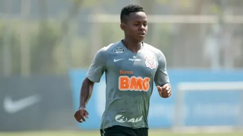 Cláusula contratual pode tirar Cazares e outros títulares do duelo contra o Atlético