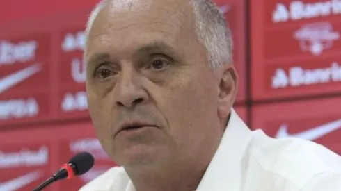 Medeiros confirma saída de Coudet e 'culpa' o técnico argentino