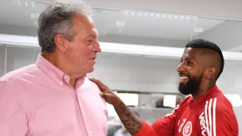 Abel ousa em escalação e promove Rodinei ao time titular