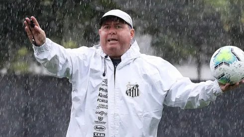 Marcelo Fernandes vem sendo o treinador do Peixe — Foto: Pedro Ernesto Guerra Azevedo/Santos FC