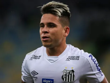 Soteldo, do Santos, entra em campo com camisa em homenagem a Diego Maradona