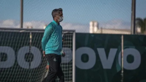 Rodrigo Santana arma estratégia para afastar a crise que assombra o Couto Pereira