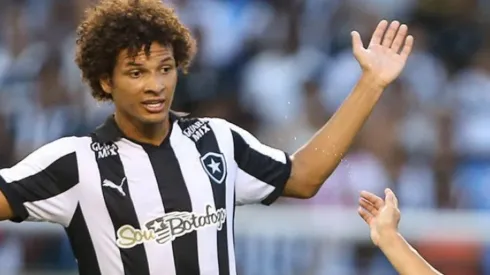 Imbróglio entre Arão e Botafogo segue e volante vê valor de disputa judicial praticamente dobrar de valor