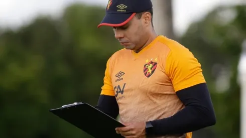 Técnico precisará mudar peças na equipe - Foto: Anderson Stevens/Sport.