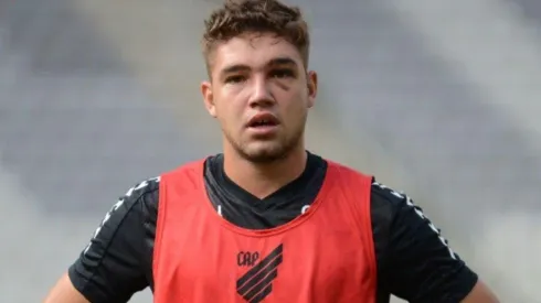 Athletico renova com Bissoli em meio a assédio da Europa