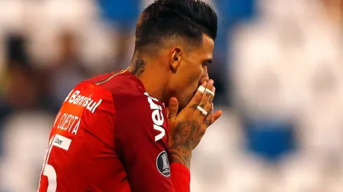 Durante Boca Juniors x Internacional, Victor Cuesta perdeu um gol que irritou os colorados