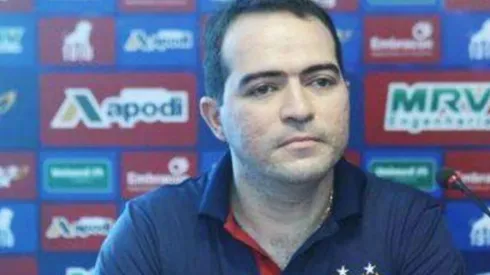 Paz renovou com o zagueiro. Divulgação/Facebook