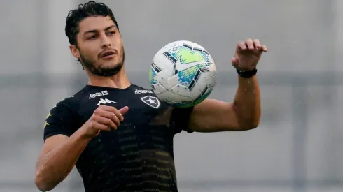 Marcinho deve começar no banco de reservas. Vitor Silva/Botafogo.