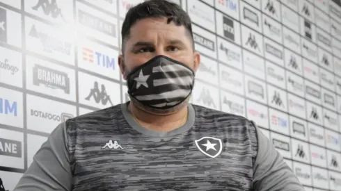 Barroca desabafa após vitória do Botafogo e dá mérito ao elenco