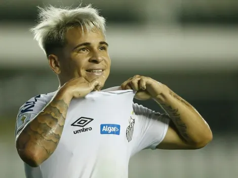 Soteldo, do Santos, posa com garoto de 11 anos e vira meme na web: 'Menor que uma criança'