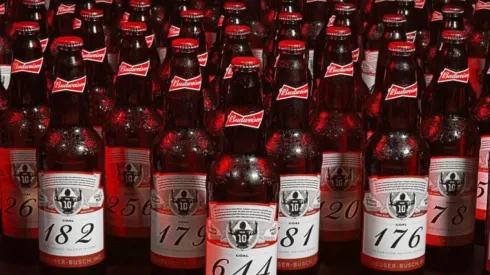 Marca de cerveja presenteia goleiros "vítimas" de Lionel Messi