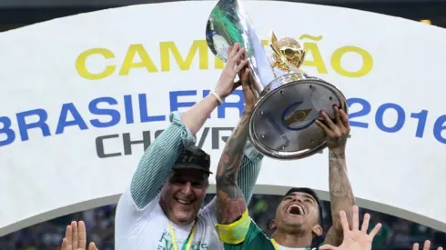 Dudu e Nobre levantando a taça do Brasileirão. Getty Images