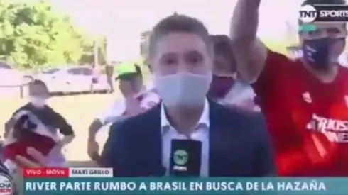 Repórter teve seu celular furtado ao vivo por torcedor do River Plate - (Foto: Reprodução/TNT Sports)