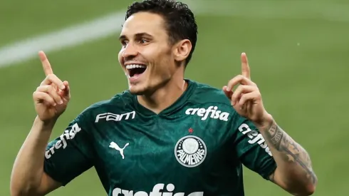 Raphael Veiga marcou dois na goleada do Palmeiras sobre o Corinthians