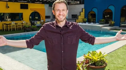 Tiago Leifert, apresentador do BBB, posa para foto no cenário do BBB 20