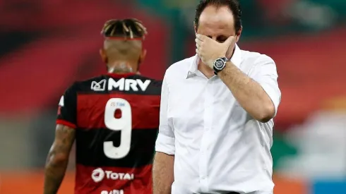 Vídeo: Gabigol reclama com Ceni ao ser substituído. Técnico rebate.