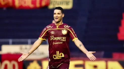 Jair Ventura elogia comprometimento de Thiago Neves