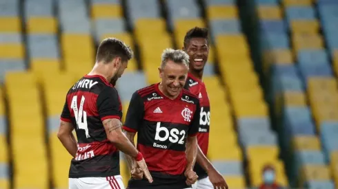 Rafinha com Bruno Henrique e Arrasca — Foto: Getty Images