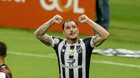 Ceará encaminha a contratação de atacante campeão da Libertadores, mas pode perder Vina