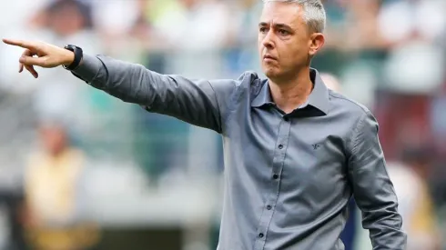 Após reduzir pedida salarial, Tiago Nunes não foi mais procurado pelo Santos