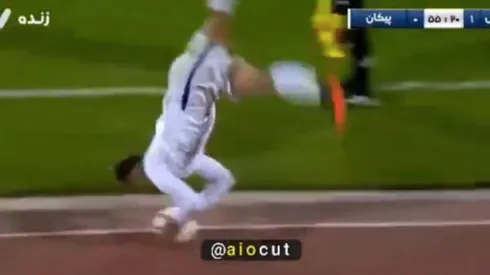 Nader Mohammedi cobrou lateral de forma inusitada