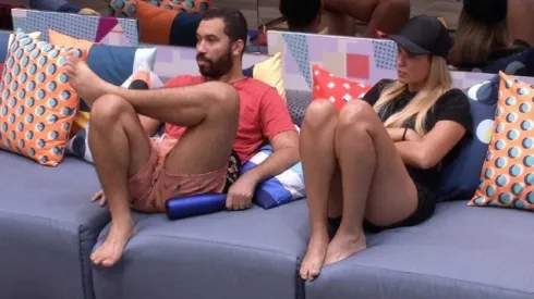 Gilberto e Sarah conversaram na sala sobre a situação de Pocah